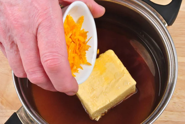 Foto Cerca Mano Femenina Preparan Torta Con Naranja Fresca Dulce — Foto de Stock