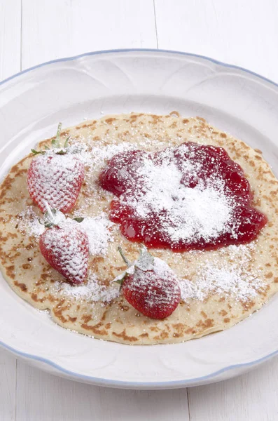 Panqueque Con Azúcar Polvo Fresas Mermelada Plato Blanco — Foto de Stock