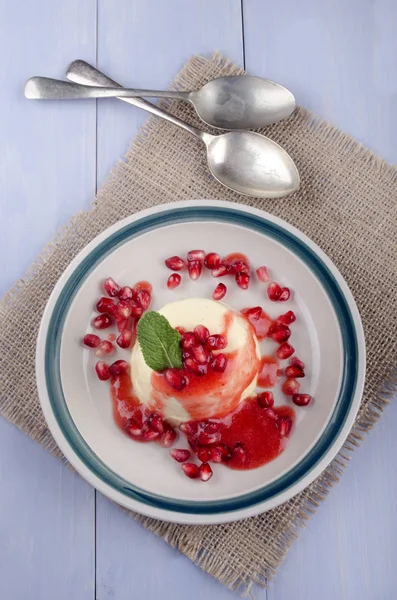 Panna Cotta Con Semillas Granada Salsa Fresa Menta Plato — Foto de Stock