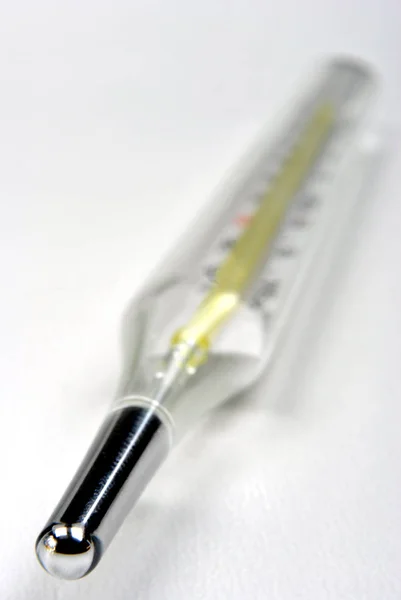 Analoges Klinisches Thermometer Auf Weißem Hintergrund Nahaufnahme — Stockfoto