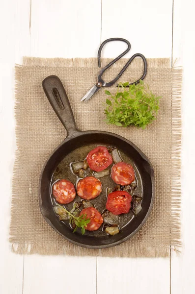 Spanish Tomatoes Sweet Basil Leaves Onion Cast Iron Pan — Stock Photo, Image
