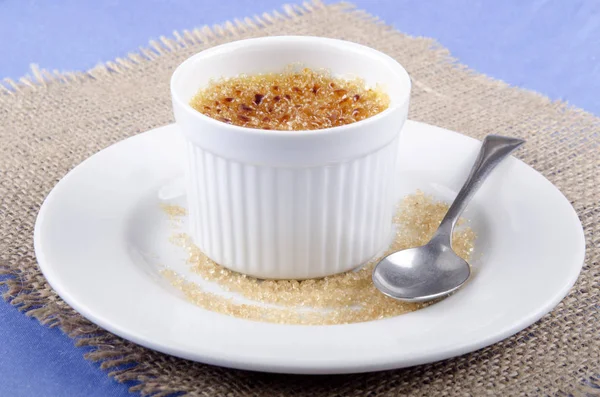 Creme Brulee Uma Tigela Porcelana Colher — Fotografia de Stock