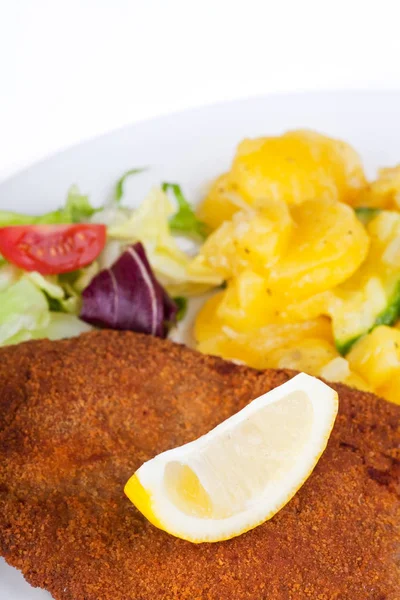 Primer Plano Sabroso Schnitzel Salchicha Con Limón Plato — Foto de Stock