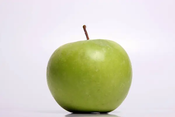 Raw Zralé Jablíčko Izolovaných Bílém Pozadí Detail — Stock fotografie