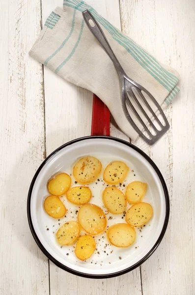 Φέτα Τηγανιτής Πατάτας Πιπέρι Συνθλίβονται Και Χοντρό Αλάτι Μια Κατσαρόλα — Φωτογραφία Αρχείου