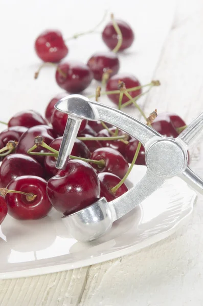 Haufen Frischer Reifer Kirschen Auf Weißem Teller Nahaufnahme — Stockfoto