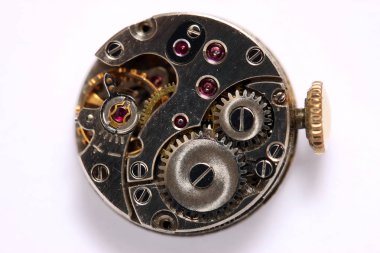 Beyaz arka plan üzerinde izole clockwork izle açıldı yakın çekim 