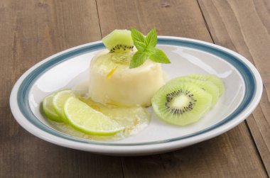 Panna cotta kivi, limon, nane ve meyve sosu ile