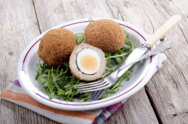 vahşi roket salata ve viski yumurta bir plaka üzerinde