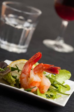 limon ve taze sebze iki ızgara karides Close-Up