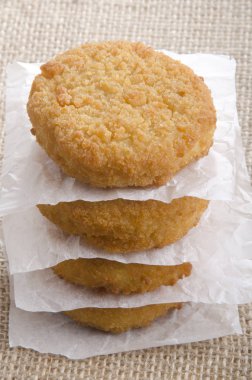 yığılmış Atlantik morina fishcake gevrek kahverengi ekmek kırıntısı içinde sarılmış