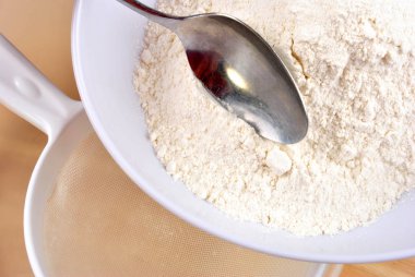 arka plan üzerinde beyaz seramik tabak içinde pişirme için beyaz un Close-Up