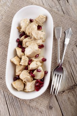 Nar tohum beyaz bir kase tavuk gulaş