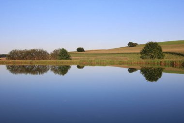 Lakeside yansıma. Doğal kavramı