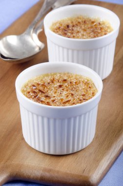 Creme brulee ve ahşap tahta kaşık
