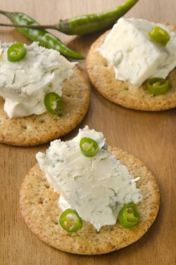 kraker ahşap üzerine İtalyan gorgonzola ve yeşil biber ile