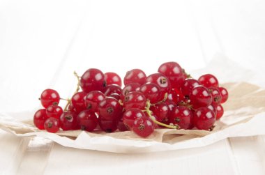 Taze çilek hasat kırmızı Frenk üzümü üzerinde kahverengi kağıt