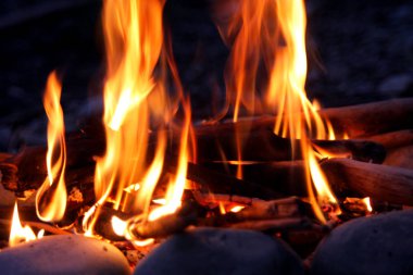karanlık, parlayan sıcak kömür kamp ateşi  