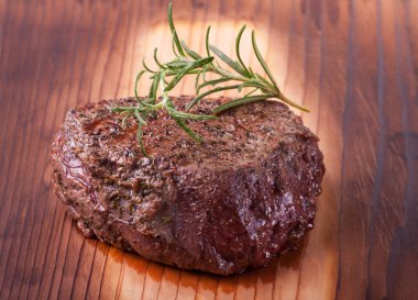 Biftek Rosemary ile yakın çekim