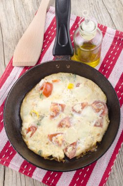 bir tavada zeytinyağı ve spatula ile Akdeniz omlet