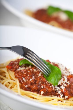 Spagetti bolognese beyaz tabakta yakın çekim  