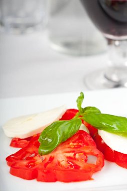 caprese salatası, yapılan dilimlenmiş taze mozzarella, domates ve fesleğen 