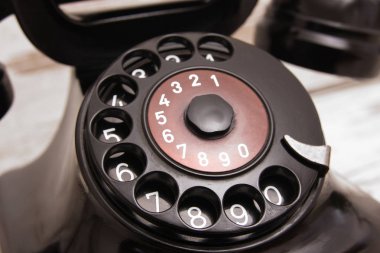 ahşap masa üstünde eski telefon