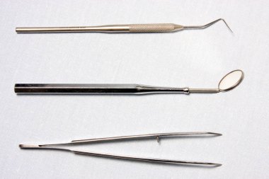 Beyaz arka plan üzerinde izole diş aletleri yakın çekim 