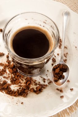 kaşık plaka üzerinde ve sıcak aroma kahve Kupası 