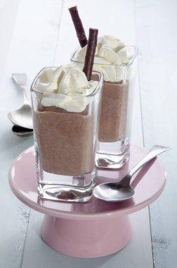 Krem şanti ve tatlı çikolata tatlı çikolata sopa