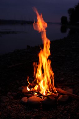 karanlık, parlayan sıcak kömür kamp ateşi  