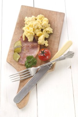 pastırma, domates ve salatalık turşusu ahşap tahta üzerinde pişmiş yumurta