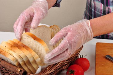 eller İngiliz kahvaltısı ile tost hazırlamak