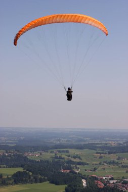 Yamaç paraşütü gün süre vurdu