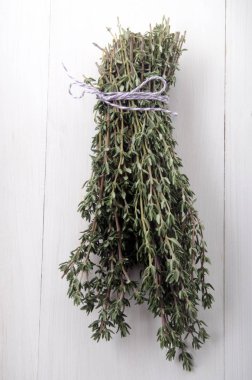 Kurutulmuş kekik bağlı için bir grup üzerinde beyaz ahşap masa