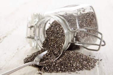 Chia tohum bir cam kaba ve kaşık