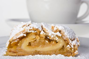 Pudra şekeri ile Apple Strudel