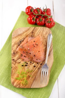 biber ve domates Dereotu ile baharatlı İrlandalı vahşi som balığı 