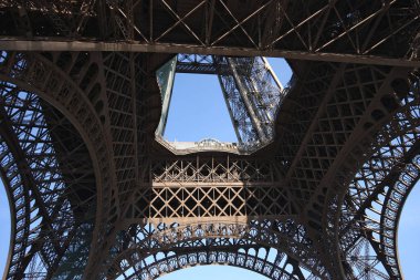 Eyfel Kulesi Paris gün süre vurdu