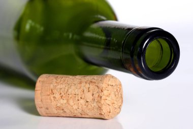 Beyaz arka plan üzerinde izole mantar ile boş şarap şişesi yakın çekim  