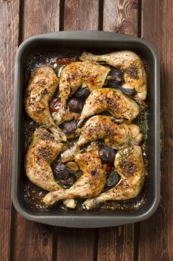 Marine ve pişmiş tavuk Drumsticks kekik bir kase ile 