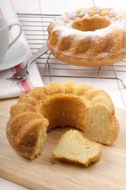 Limon Gugelhupf üzerinde soğutma raf ile çay bardağı