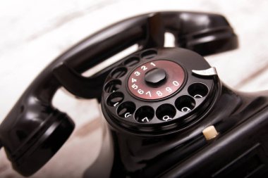 ahşap masa üstünde eski telefon