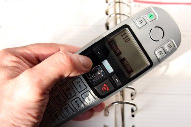 Erkek el telefon acil çağrı ile tutarak fotoğrafı