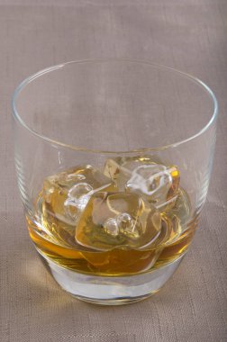 Scotch viski bir bardak buz küpleri ile