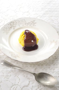 Limon dondurma bir plaka üzerinde çikolata sos ile