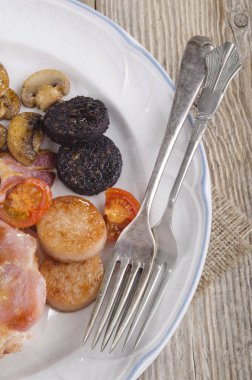 Siyah ve beyaz puding, domates, jambon ve mantar ile İrlandalı kahvaltı