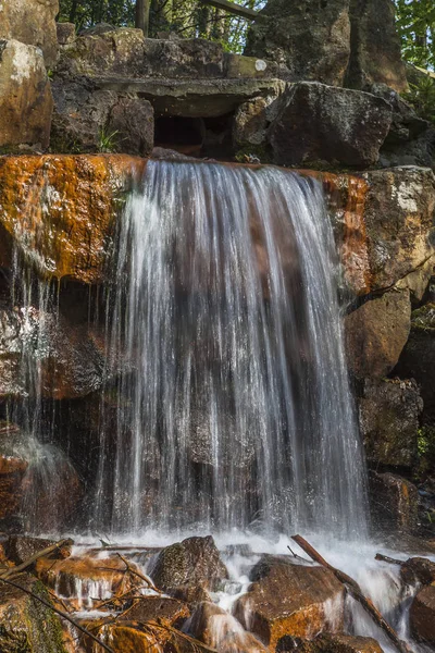 Wodospad Parku Kasyna Wiosnę Georgsmarienhuette Osnabrueck Kraju Dolna Saksonia Niemcy — Zdjęcie stockowe