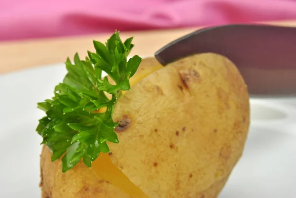 Patate Bollite Con Prezzemolo Piatto Bianco Primo Piano — Foto Stock