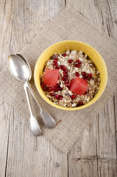 Granatapfelkerne Mit Müsli Und Melone Einer Schüssel — Stockfoto